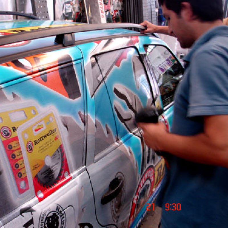 Rotulación de vehículo con diseño publicitario a todo color en vinilo impreso