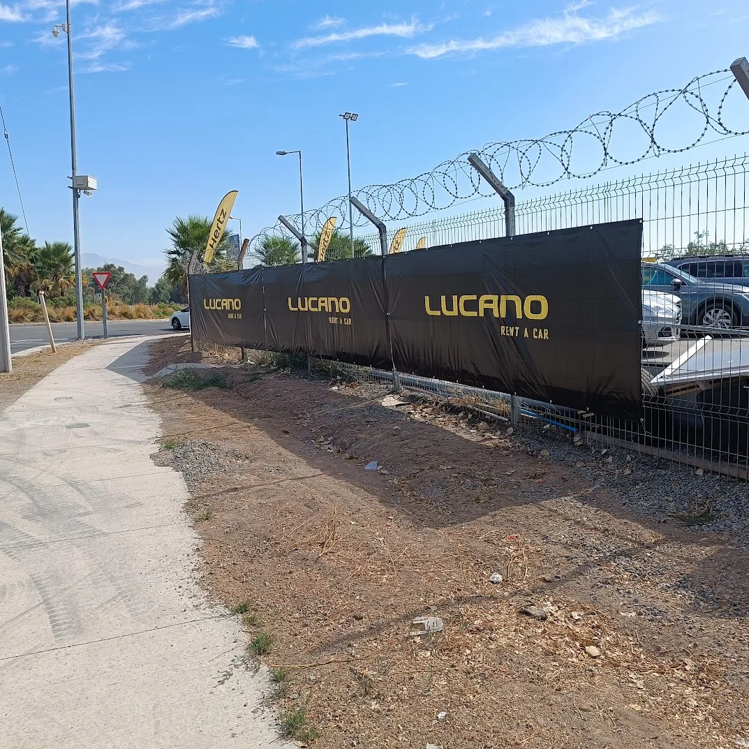 Gigantografía exterior Lucano Rent a Car instalada en reja