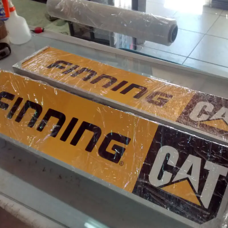 Letrero impreso sobre plancha de sintra para señalética o promoción en interiores