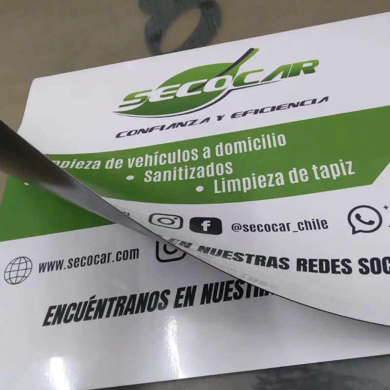 Imán publicitario para vehículos con diseño personalizado, ideal para promoción móvil de negocios.