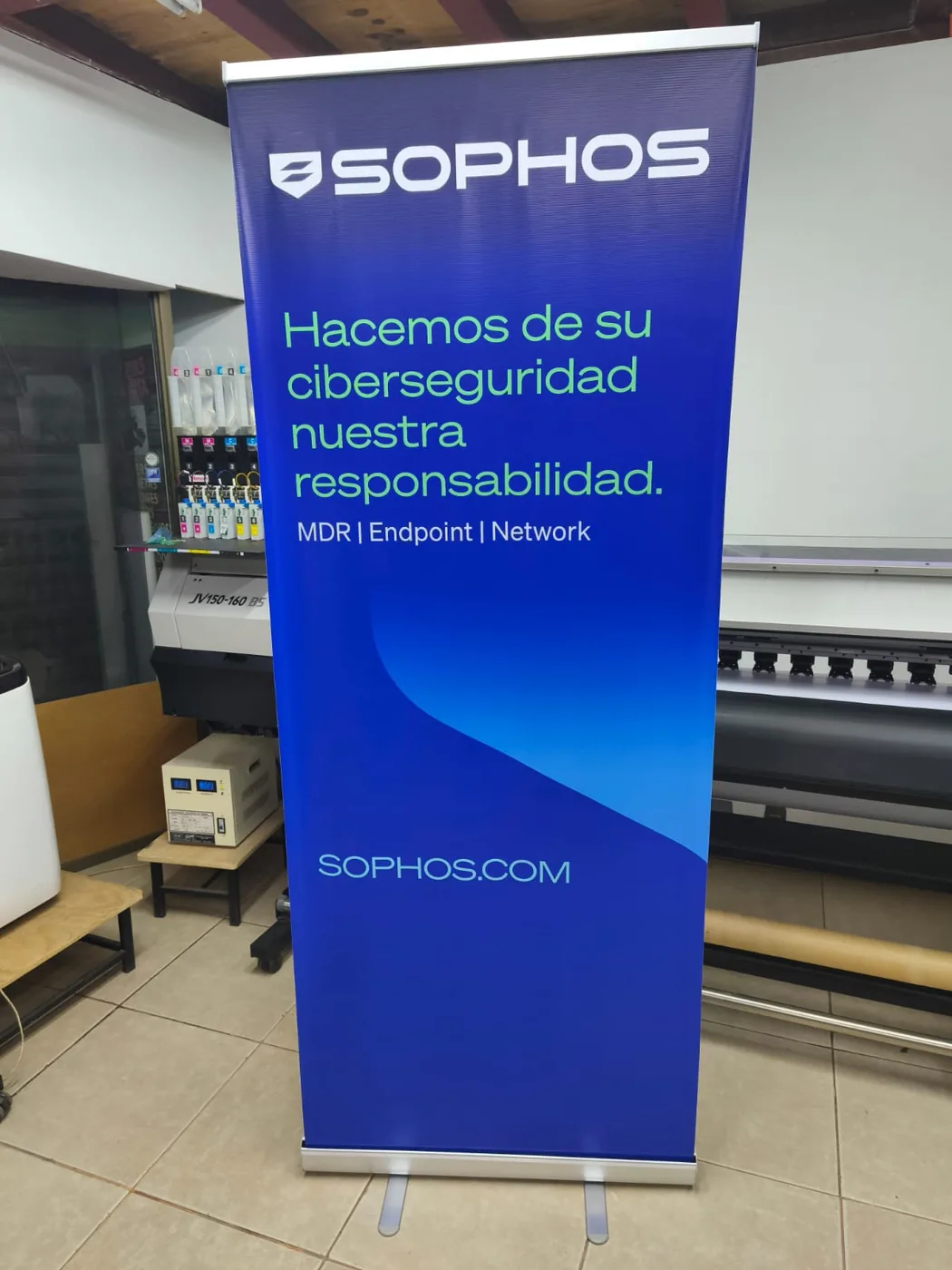 Pendón roller corporativo tecnológico Sophos