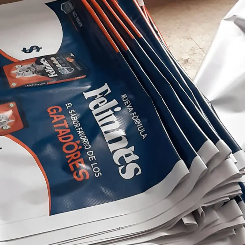 Pendones publicitarios impresos en tela PVC de alta resistencia.