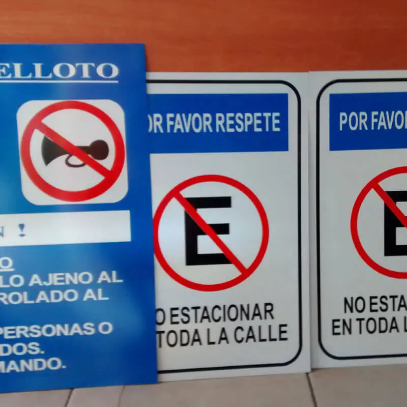 Señalética impresa sobre láminas metálicas para edificios y faenas de construcción