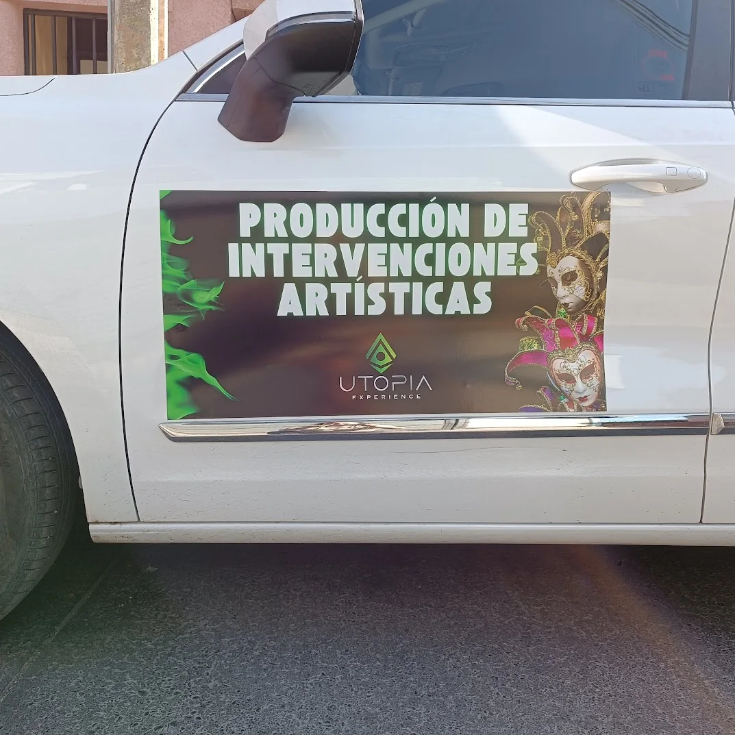 Magnético publicitario instalado en vehículo blanco