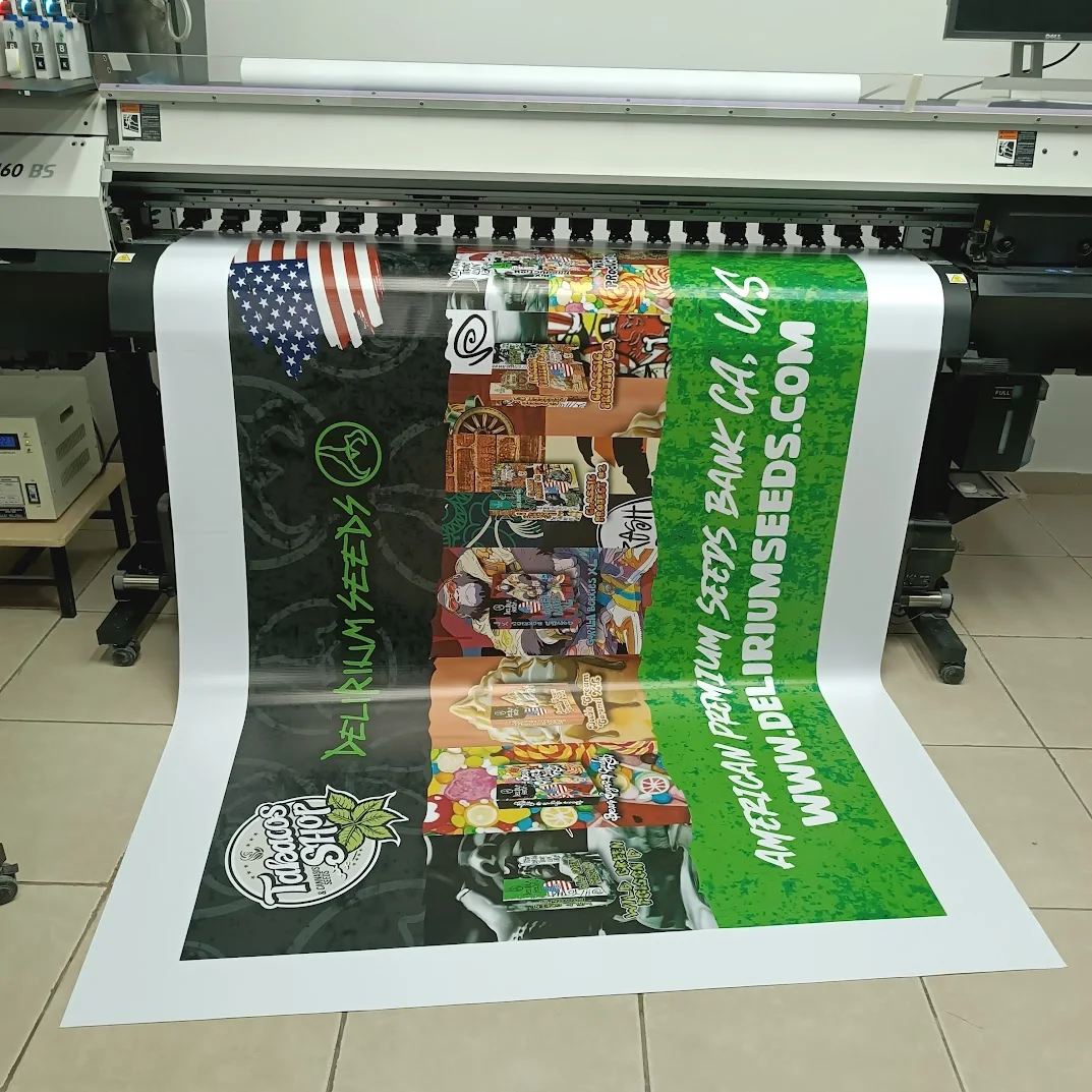 Impresión gran formato saliendo de plotter